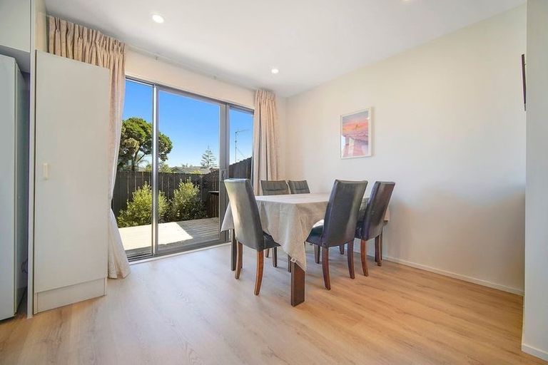 Photo of property in 15d Pipitea Place, Massey, Auckland, 0614