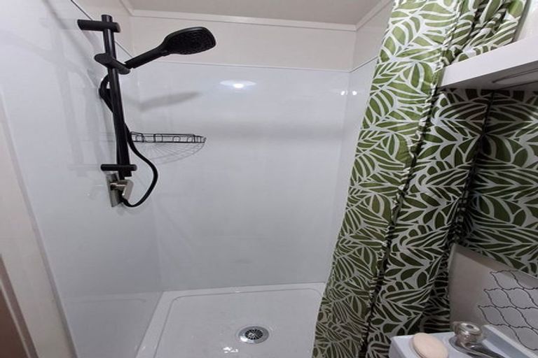 Photo of property in 2/918 Beach Road, Waiake, Auckland, 0630