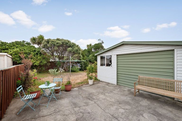 Photo of property in 70 Endeavour Street, Lyall Bay, Wellington, 6022