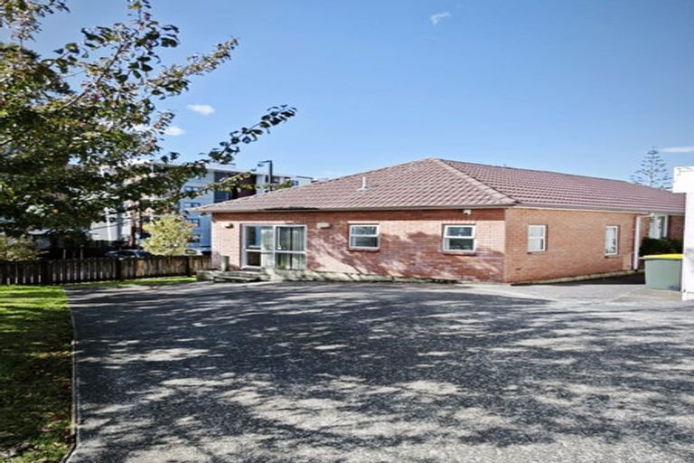 Photo of property in 11 Potter Avenue, Northcote, Auckland, 0627