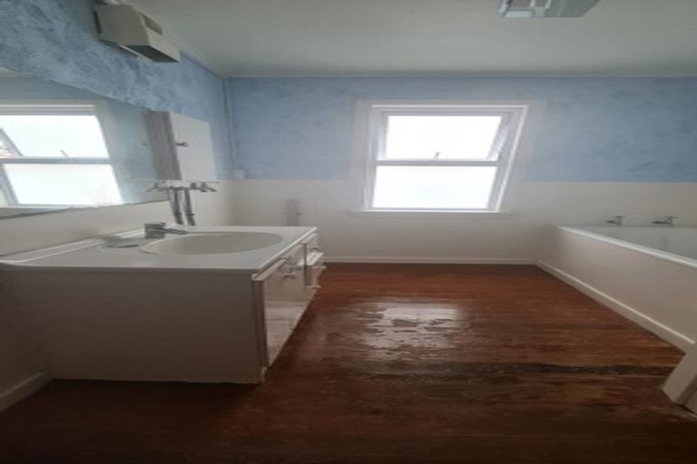 Photo of property in 6 Kingdale Road, Henderson, Auckland, 0610