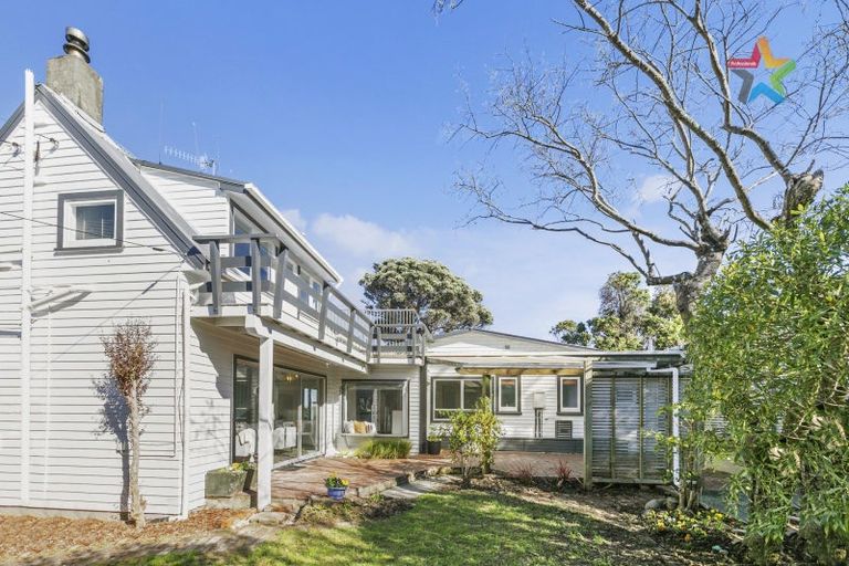 Photo of property in 30 Singers Road, Korokoro, Lower Hutt, 5012