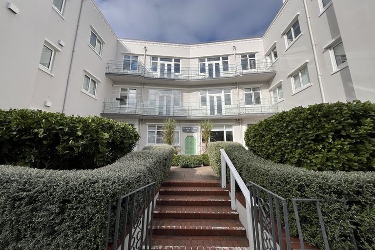 Photo of property in Fountain Court Flats, 48 Oriental Parade, Oriental Bay, Wellington, 6011
