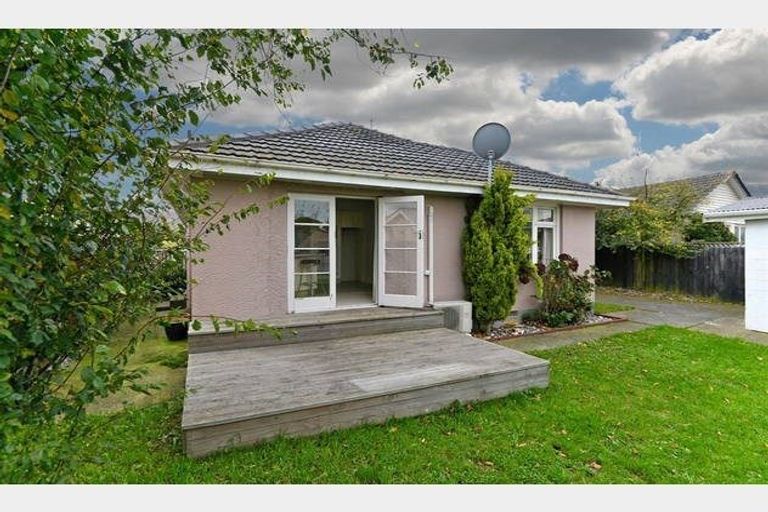 Photo of property in 18 Avonhead Road, Avonhead, Christchurch, 8042