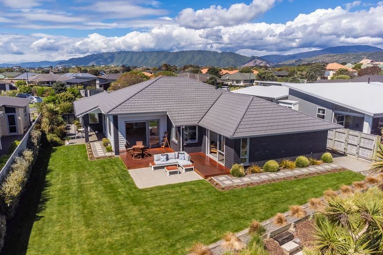 Photo of property in 11 Taranui Way, Paraparaumu Beach, Paraparaumu, 5032