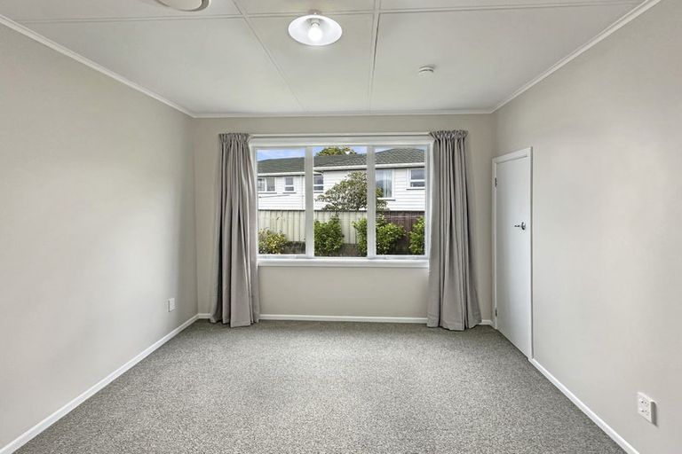 Photo of property in 6 Salford Street, Newlands, Wellington, 6037