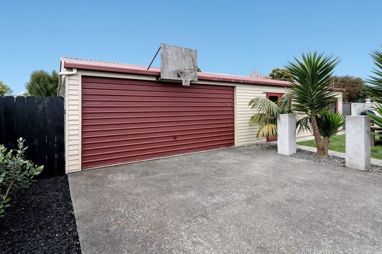 Photo of property in 7 Rixon Place, Te Atatu Peninsula, Auckland, 0610