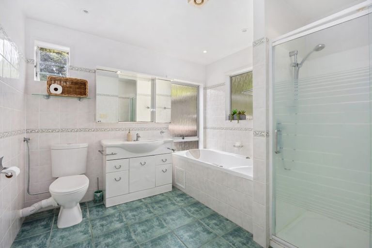 Photo of property in 1/22 Sandown Road, Rothesay Bay, Auckland, 0630