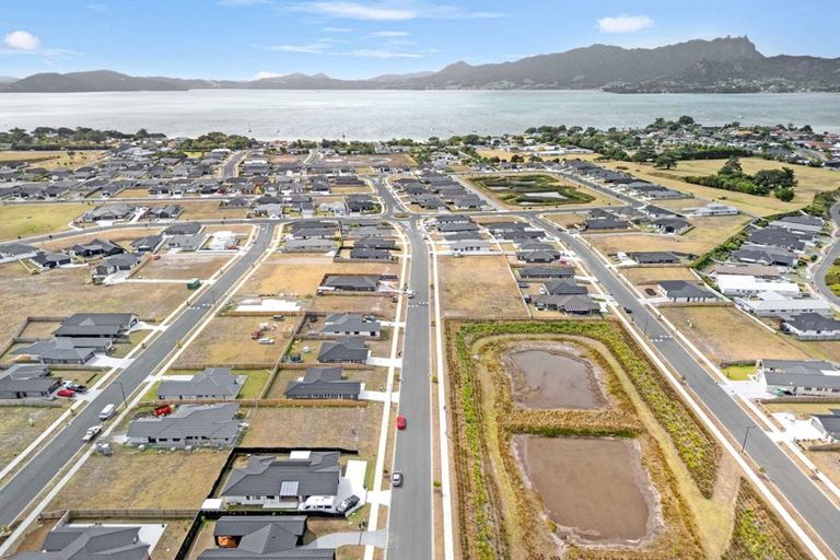 Photo of property in 32 Te Piriti Road, One Tree Point, 0118