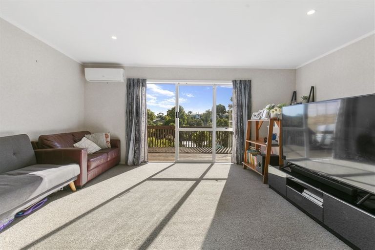 Photo of property in 44 Tamahere Drive, Glenfield, Auckland, 0629