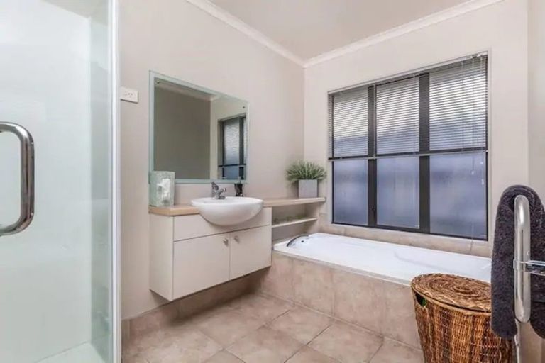 Photo of property in 12 Kalmore Place, Flat Bush, Auckland, 2016
