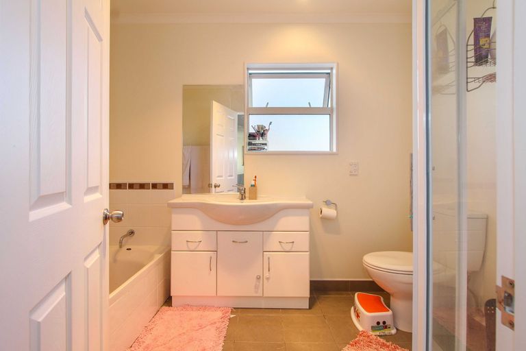Photo of property in 40 Roberts Road, Glenfield, Auckland, 0629