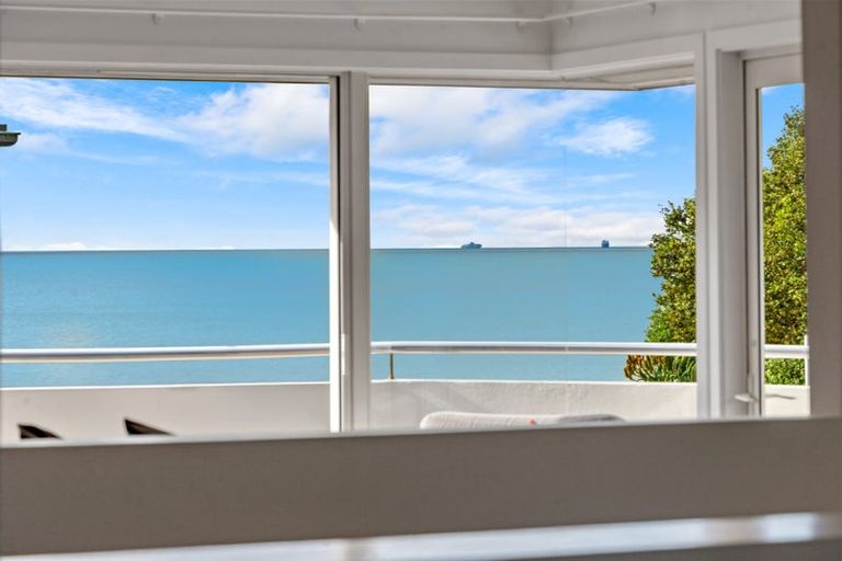 Photo of property in 22 Tiri Road, Milford, Auckland, 0620