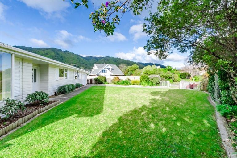Photo of property in 9 Lesley Grove, Waikanae, 5036