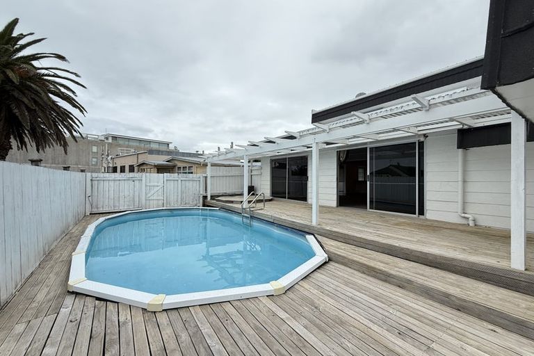 Photo of property in 607 Beach Road, Rothesay Bay, Auckland, 0630