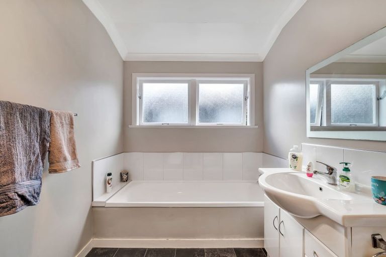 Photo of property in 10 Antrim Place, Hokowhitu, Palmerston North, 4410