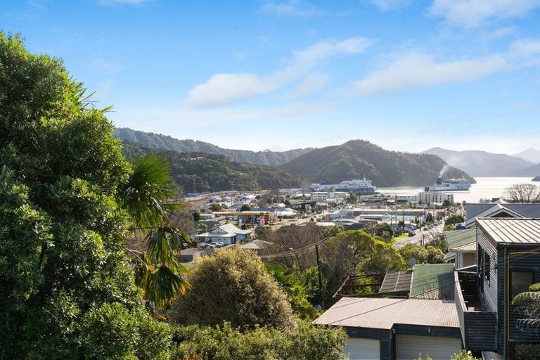 Photo of property in 126 Wellington Street, Picton, 7220