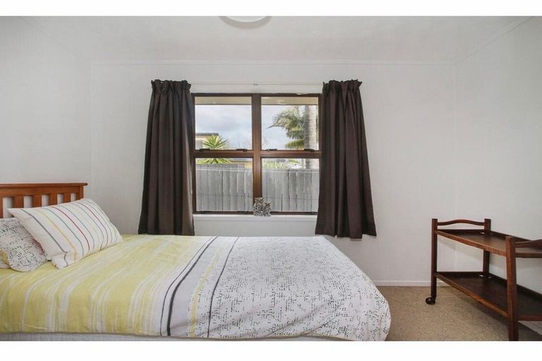 Photo of property in 1/470 Te Atatu Road, Te Atatu Peninsula, Auckland, 0610
