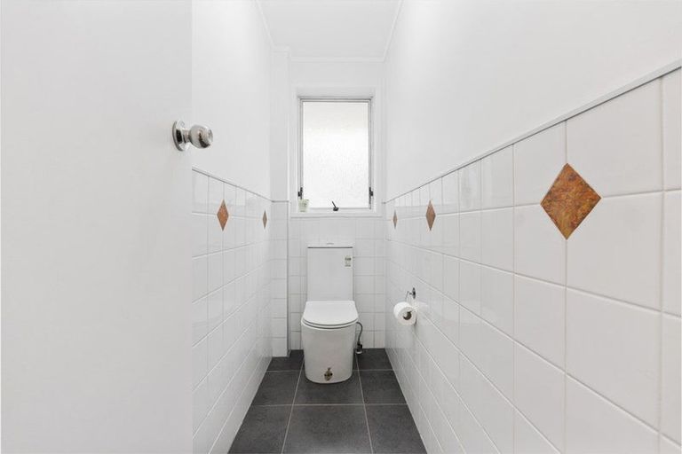 Photo of property in 1 Phillip Parade, Forrest Hill, Auckland, 0620