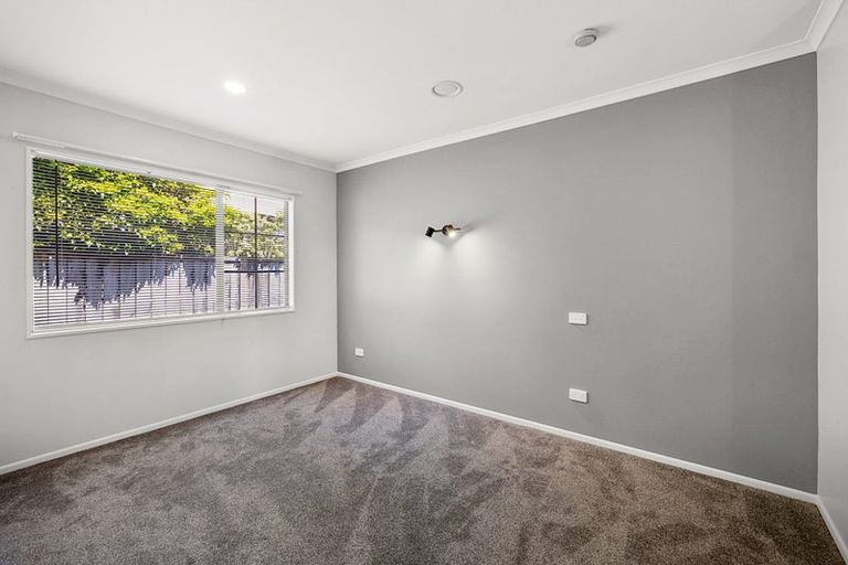 Photo of property in 11 Shelter Grove, Frankleigh Park, New Plymouth, 4310