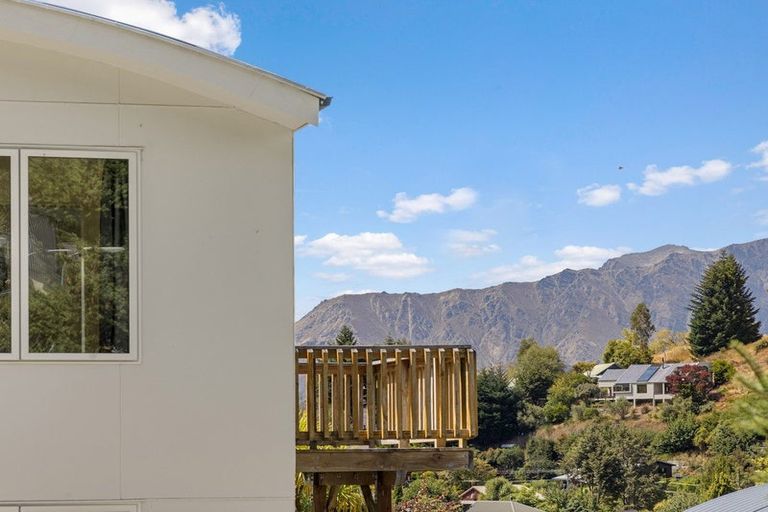 Photo of property in 32 Dart Place, Fernhill, Queenstown, 9300