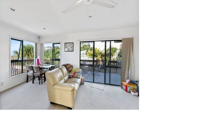 Photo of property in 4 Forbes Lane, Newlands, Wellington, 6037