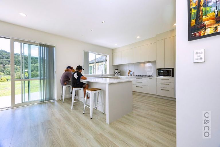 Photo of property in 16 Fruitlands Road, Kumeu, 0810