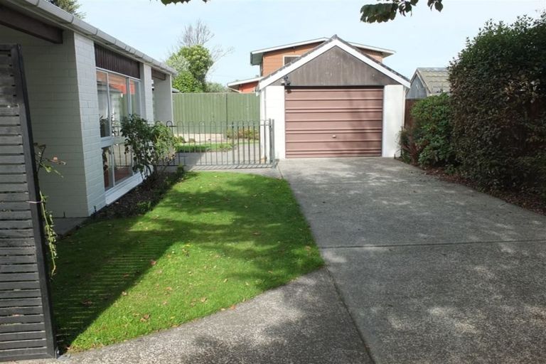 Photo of property in 2/10 Jamell Place, Avonhead, Christchurch, 8042