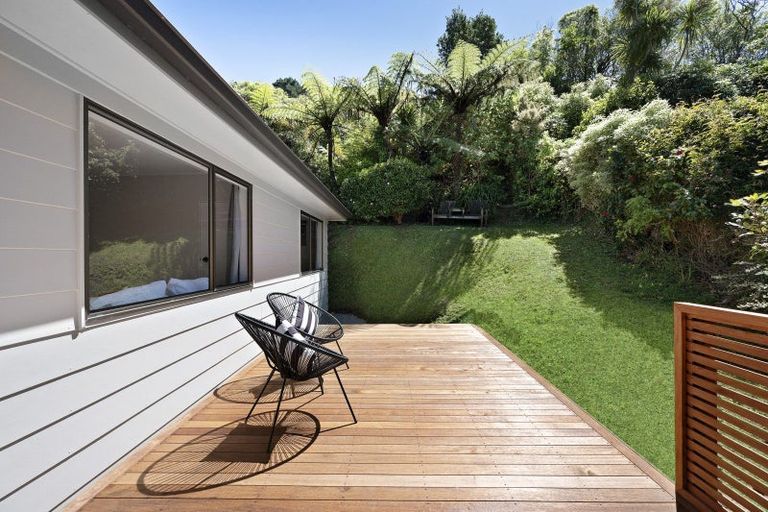 Photo of property in 5 Sasanqua Way, Crofton Downs, Wellington, 6035