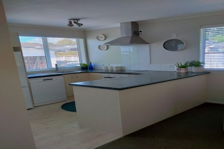 Photo of property in 10 Doone Place, Massey, Auckland, 0614