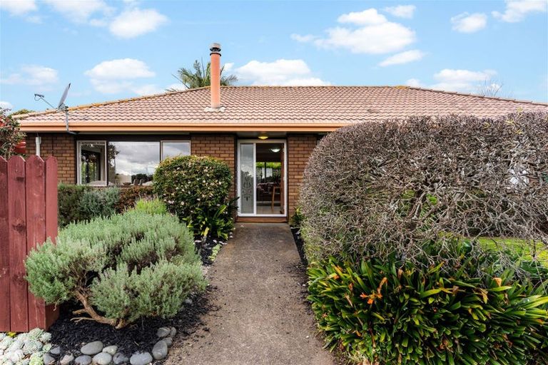 Photo of property in 14 West Fairway, Golflands, Auckland, 2013
