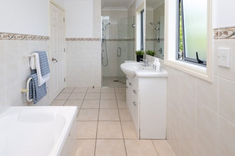 Photo of property in 3a Trelawn Place, Cockle Bay, Auckland, 2014