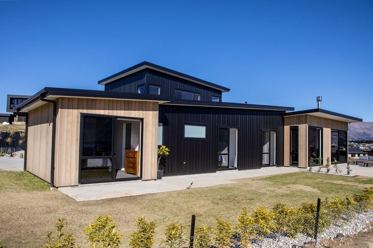 Photo of property in 31 Kirimoko Crescent, Wanaka, 9305