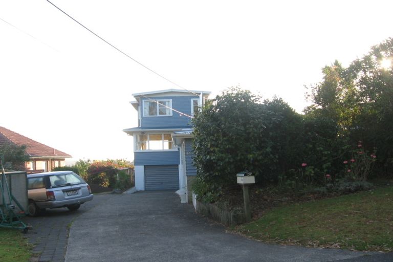 Photo of property in 17 Hall Road, Glenfield, Auckland, 0629