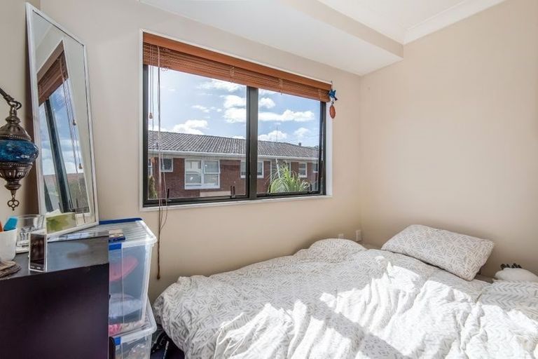 Photo of property in 49 College Road, Northcote, Auckland, 0627