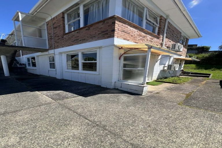 Photo of property in 68 Gladstone Road, Northcote, Auckland, 0627