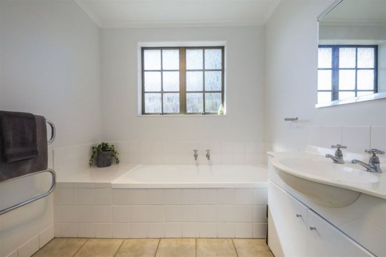 Photo of property in 12 Grange Place, Milson, Palmerston North, 4414