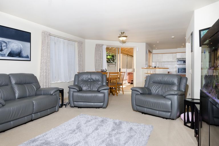 Photo of property in 2/15 Stoneleigh Court, Sunnynook, Auckland, 0632