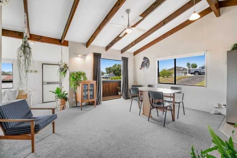 Photo of property in 22 Moffat Road, Red Beach, 0932