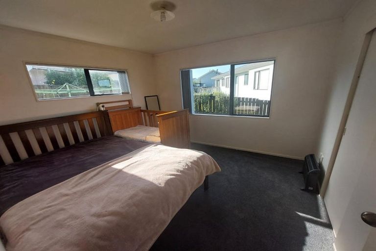 Photo of property in 10 Loughanure Place, Massey, Auckland, 0614