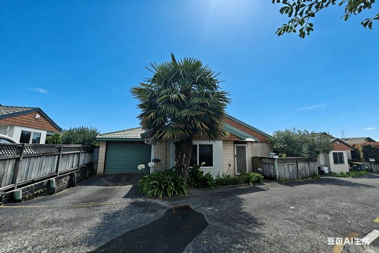 Photo of property in 6/520 Don Buck Road, Westgate, Auckland, 0614