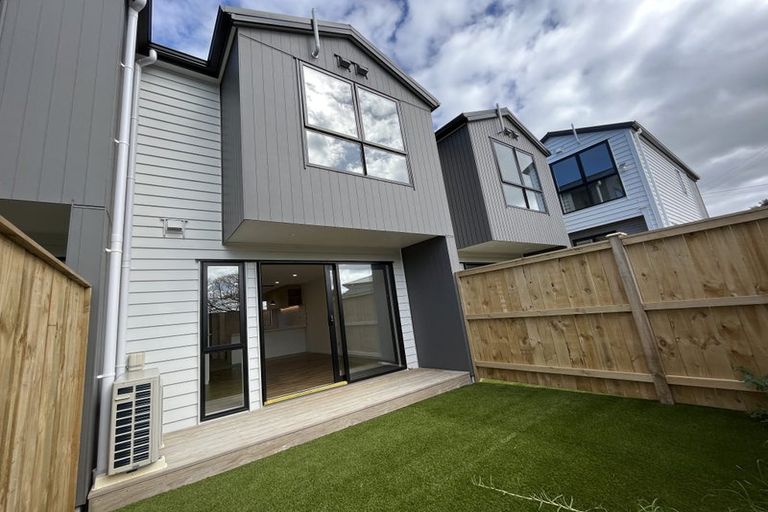 Photo of property in 4/31 Reid Road, New Lynn, Auckland, 0600