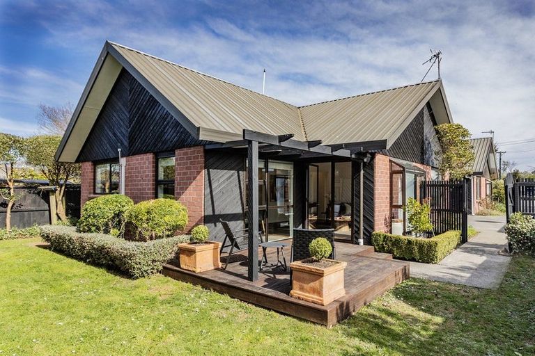 Photo of property in 2/64 Searells Road, Strowan, Christchurch, 8052