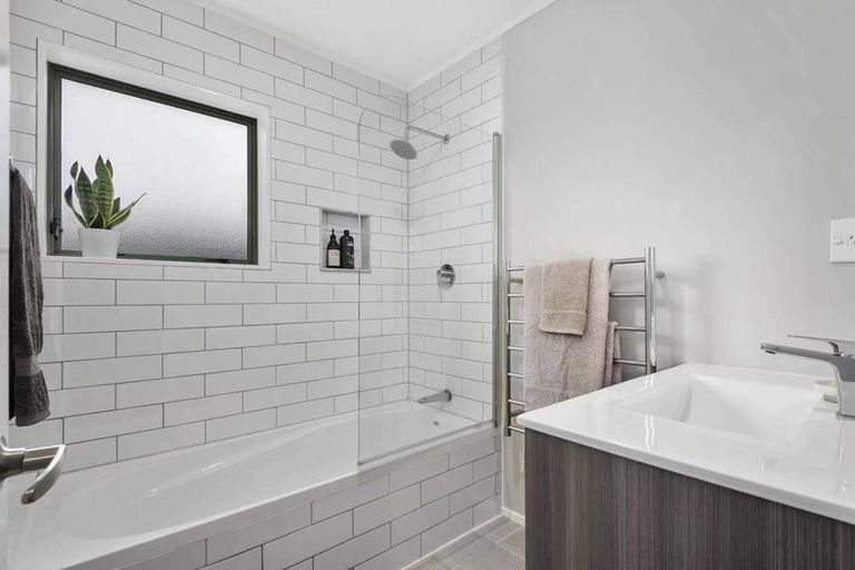 Photo of property in 1 Marbella Drive, Massey, Auckland, 0614