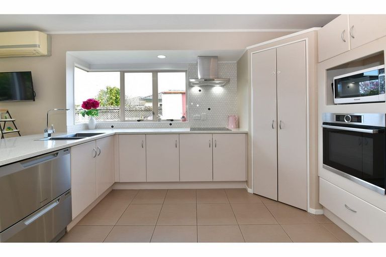 Photo of property in 11 Lakeside Drive, Orewa, 0931