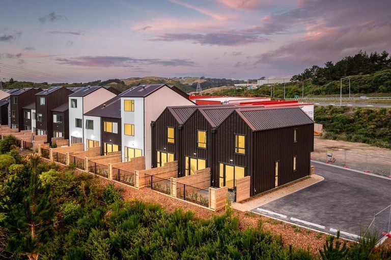 Photo of property in 92 Ara Paiwhenua, Tawa, Wellington, 5028