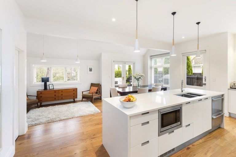 Photo of property in 111 Saint Andrews Square, Strowan, Christchurch, 8052