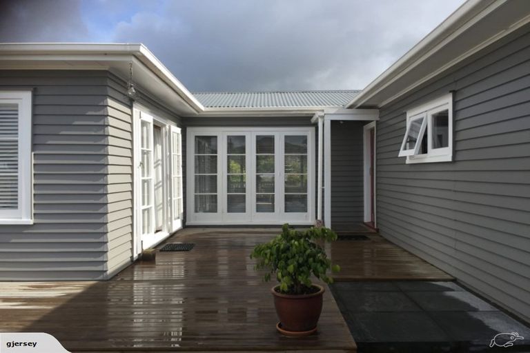 Photo of property in 10 Helga Crescent, Te Atatu Peninsula, Auckland, 0610