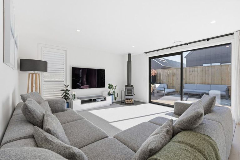 Photo of property in 38 Shelduck Road, Jacks Point, 9371