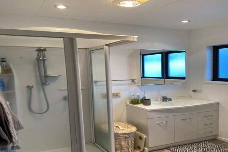 Photo of property in 11 Heather Place, Sunnynook, Auckland, 0620